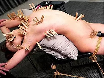 竹内夏希が洗濯ばさみで体中を挟まれるSM調教プレイｗ